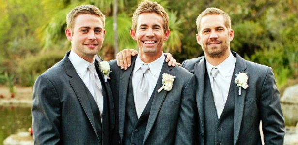 Os irmãos Coby (esquerda) e Paul Walker (direita), no casamento de Caleb (centro); ator morreu poucas semanas após a cerimônia