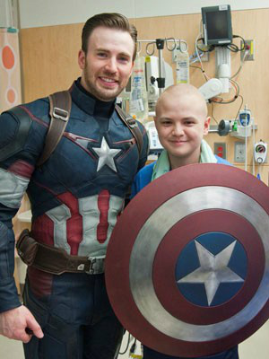 Evans posa com Tyler, 14, no Seattle Children's
(Foto: Reprodução/Twitter/Seattle Children's)