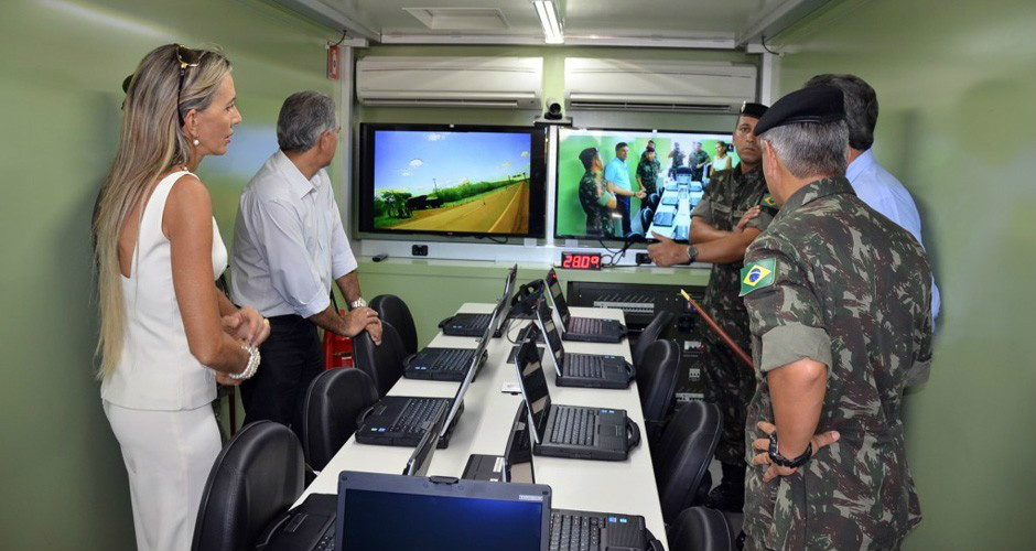 Governador e o prefeito de Dourados Murilo Zauith ouvem explicações sobre novidade tecnológica que estará a serviço da segurança na fronteira (Foto: CMO/Divulgação)
