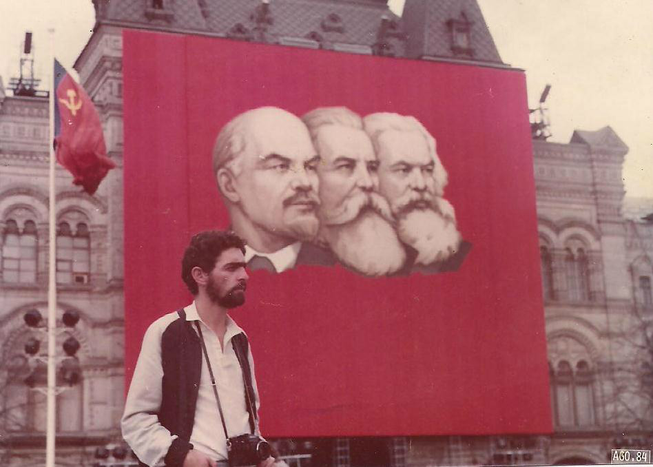 Clóvis em sua viagem na Russia, em 1984, junto aos ideólogos marxistas Marx, Engels e Lenin, na praça Vermelha.