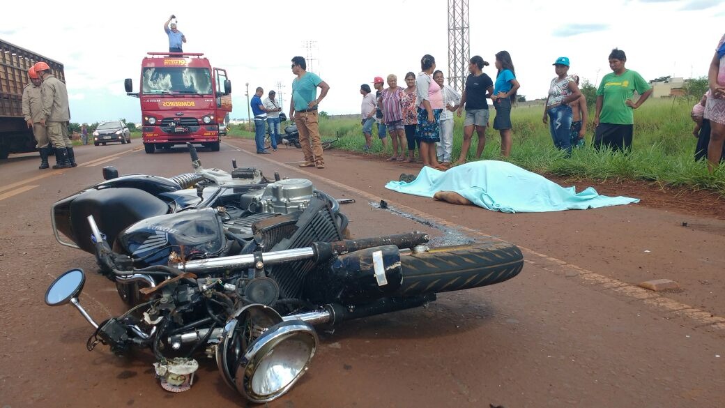 A vítima colidiu a motocicleta contra o veículo da prefeitura de Dourados: Fotos: Adalberto Domingos / TV MS Record