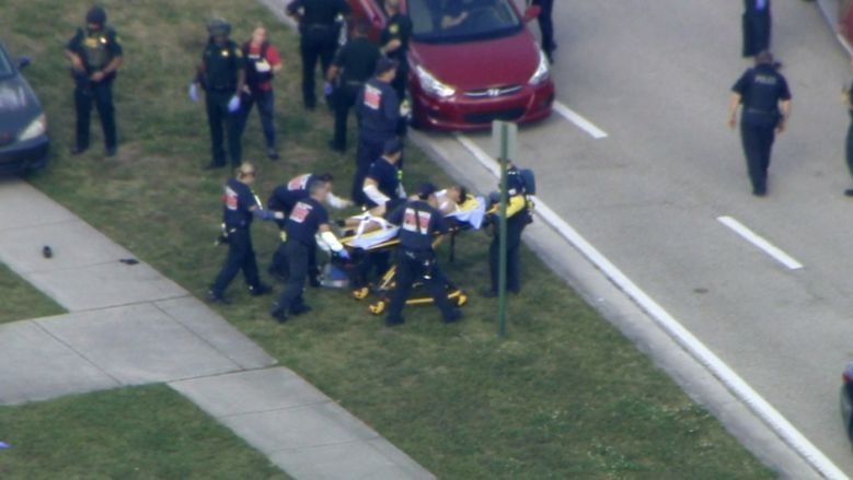 Ferido em tiroteio em escola em Parkland é transportado a ambulância - Foto: (WPLG-TV via AP)