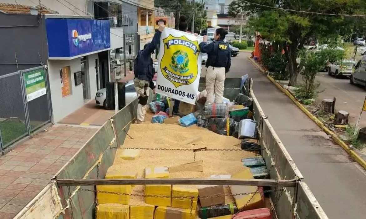 Policiais rodoviários recolhem 16,1 toneladas da droga (Imagem: Divulgação/PRF)